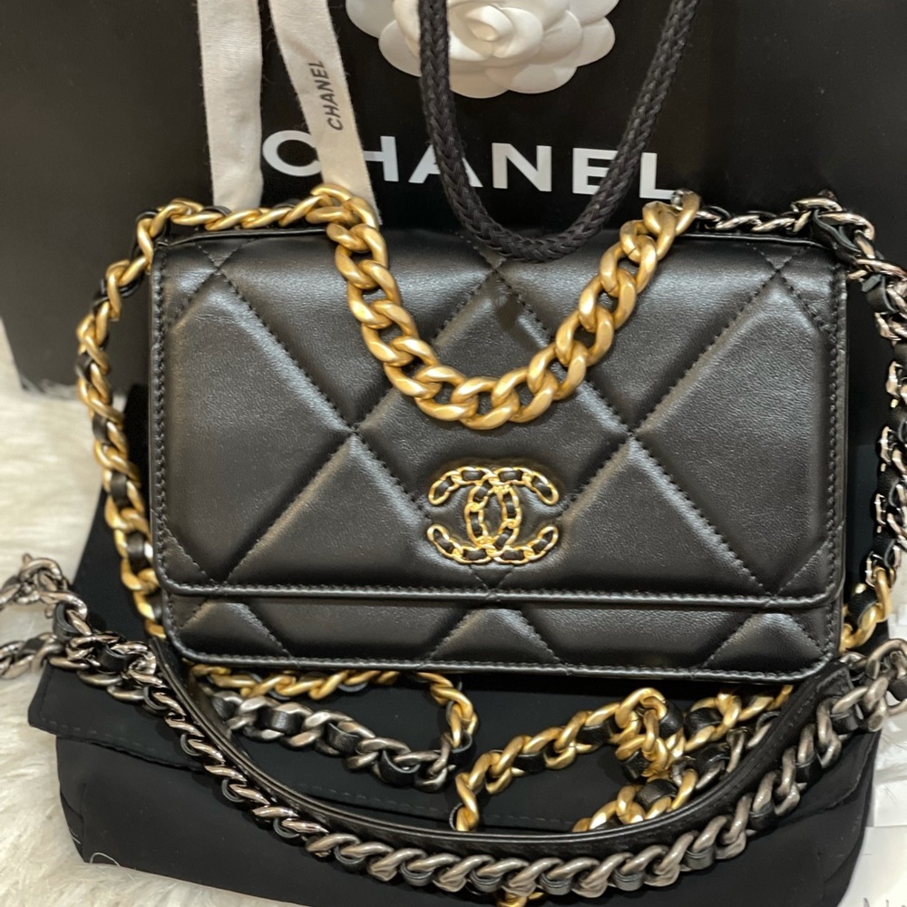 Chanel 19 wallet on chain
